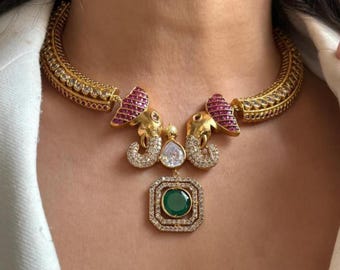 Reines Silber kundengerechtes Brautset, Rajwada traditioneller Schmuck, Devgaj Smaragdhalsketten-Set mit Ohrringen, vergoldeter Sabsyasachi-Schmuck