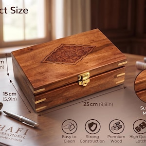 Könnte beinhalten: Rechteckige Holzbox mit einem geschnitzten Blumendesign auf dem Deckel. Die Box ist 25 cm lang, 10 cm hoch und 15 cm breit. Sie hat einen goldfarbenen Verschluss und Eckakzente. Der Text "HAFI INTERNATIONAL - Handcrafted in India" ist sichtbar.