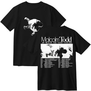 Puede incluir: Camisetas negras con un gráfico blanco de una persona en movimiento. Una camiseta muestra el gráfico en la parte delantera, mientras que la otra muestra el gráfico y el texto "Malcolm Todd" y "Tour 2025" en la parte posterior, junto con una lista de fechas de la gira.