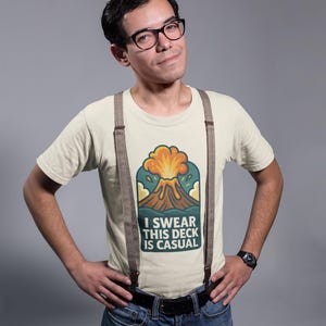 I Swear This Deck Is Casual T-Shirt - Lustiges MTG Kommandant Meme Shirt - Magic the Gathering Vinyl Tee - EDH Geschenk für Nerds