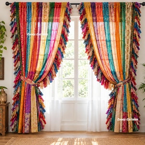Op de afbeelding: Een paar kamerhoge gordijnen met verticale panelen van veelkleurige stof in tinten rood, blauw, geel, groen en paars. De gordijnen hebben ruches aan de randen en zijn opzij gebonden, met een patchworkontwerp en de tekst Zooey-Curtains.