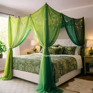 Puede incluir: Cama con dosel verde y blanco con edredón y almohadas estampadas. El dosel está cubierto con tela verde transparente y adornado con luces de hadas. La cama está en un dormitorio con una alfombra neutra y mesitas de noche.