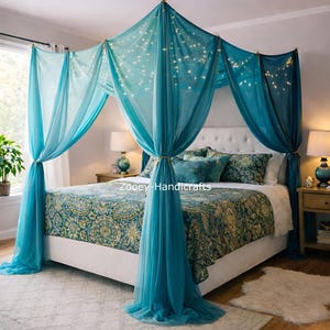 Puede incluir: Una cama con dosel turquesa con cortinas de tela transparente y luces de cadena. La cama tiene un edredón estampado y almohadas decorativas. La habitación incluye mesitas de noche con lámparas y una alfombra.