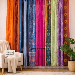 Puede incluir: Exhibición de nueve cortinas sari coloridas, cada una con patrones y tonos únicos, colgadas de una barra. Las cortinas varían del naranja al morado, con diseños florales y geométricos. Un letrero dice "¡Explora los 9 diseños!"