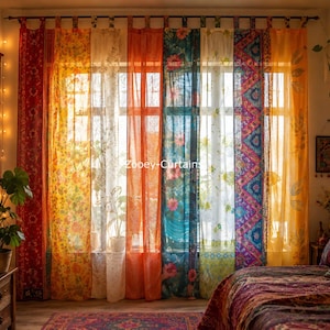 Peut inclure: Un ensemble de rideaux semi-transparents multicolores composés de panneaux verticaux dans des tons de rouge, jaune, orange, bleu et blanc avec divers motifs floraux et géométriques. Les rideaux sont suspendus à une tringle avec des pattes et portent le texte Zooey-Curtains.