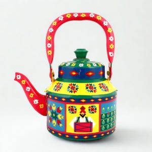Peut inclure: Une théière en métal peinte à la main, avec une anse et un bec rouges. La théière présente un design vibrant avec des motifs bleus, jaunes et verts, notamment des motifs floraux et géométriques. Un panneau central représente une figure avec un tambour.