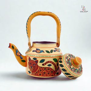 Pode incluir: Bule decorativo amarelo com tampa a condizer. O bule apresenta um design pintado à mão de um gato, pássaros e folhas. A pega e o bico também são amarelos com detalhes verdes. A tampa é decorada com um padrão floral.