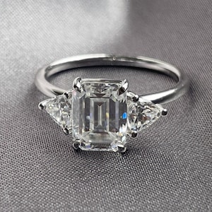 2.0 Ct Emerald Moissanite Engagement Ring with Trapezoid Diamonds | Art Deco Bridal Ring | Emerald Cut Ring | Vintage Inspired Jewelry