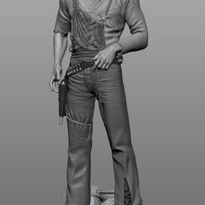 Może przedstawiać: Szara rzeźba mężczyzny w stroju westernowym. Nosi koszulę z długim rękawem, kombinezon i pas z kaburą. Postać stoi na teksturowanej podstawie, z poważnym wyrazem twarzy.