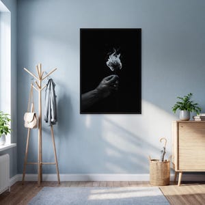Stampa artistica da parete con fiore fiammeggiante, poster incorniciato in bianco e nero, foto di una mano malinconica che tiene una rosa in fiamme, decorazione oscura e suggestiva per la camera da letto