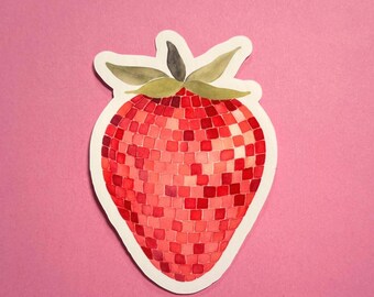 Puede incluir: Una pegatina de fresa con un diseño de mosaico. La fruta roja está compuesta por pequeños azulejos cuadrados en diferentes tonos de rojo. La pegatina tiene un borde blanco y hojas verdes. El fondo es de color rosa liso.
