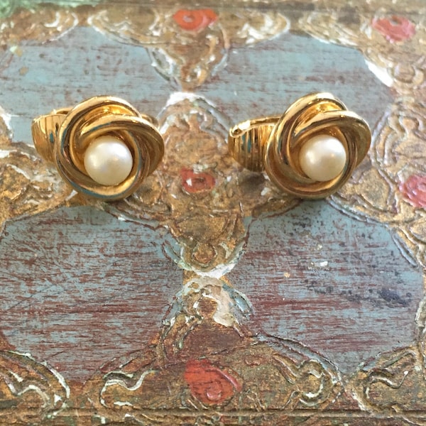 Lovely Trifari Bridal Pearl Classic Vintage Clip On Wedding Earrings