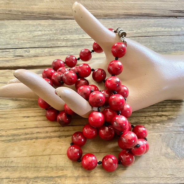 Gorgeous Vintage Les Bernard Marbled Red and Black Beaded Necklace