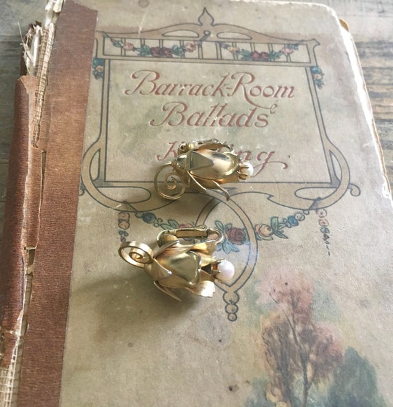 Vintage Lisner Rosebud Pearl Clip On Earrings Brid