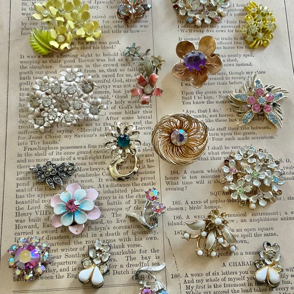 Lovely Vintage Flower Jewelry Findings Lot Rhinestone Enamel Etc Wedding Crafts