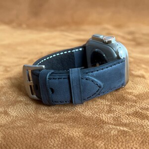 Apple Watch用ハンドメイドマットブラックレザーウォッチバンド。シリーズ1-2-3-4-5-6-7-8-9-10-SEすべてに対応。サイズ38-40-41-42-44-45-46-49mm。