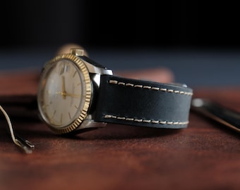 Handgefertigtes Uhrenarmband aus schwarzem Crazy Horse Leder mit Zierstich in Dunkelbeige, Schnalle & Pins inklusive