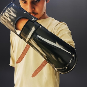 Protector de brazo de acero negro Berserk: brazalete de caballero medieval, armadura de cosplay LARP