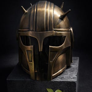 K&ouml;nnte beinhalten: Rustikales Holzschild mit dem Text "Welcome to our home" in handschriftlichem Stil. Das Schild hat eine Used-Optik und ein schlichtes, einladendes Design, perfekt f&uuml;r eine Veranda oder einen Eingangsbereich.