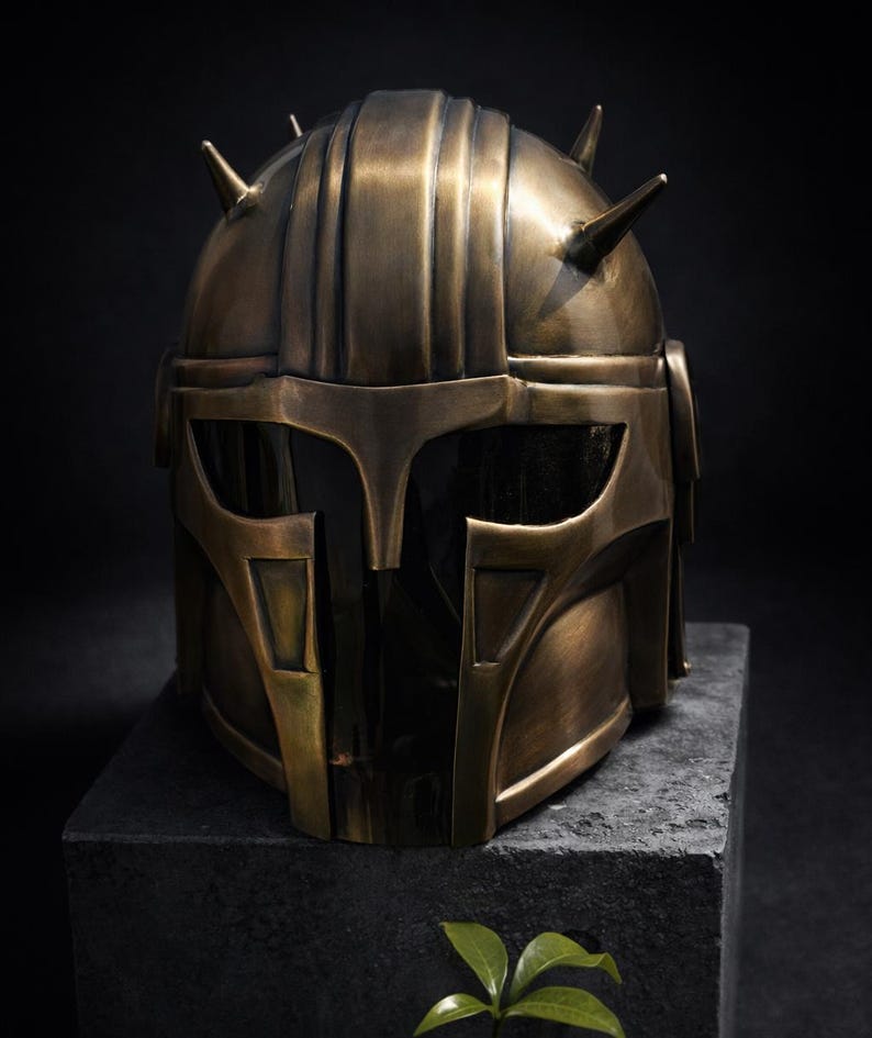 K&ouml;nnte beinhalten: Rustikales Holzschild mit dem Text "Welcome to our home" in handschriftlichem Stil. Das Schild hat eine Used-Optik und ein schlichtes, einladendes Design, perfekt f&uuml;r eine Veranda oder einen Eingangsbereich.