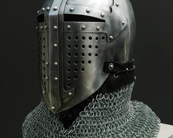 Capacete Bascinete Medieval de Cavaleiro Romano Gótico - Armadura de Gladiador Templário em Aço Preto e Prateado com Cota de Malha