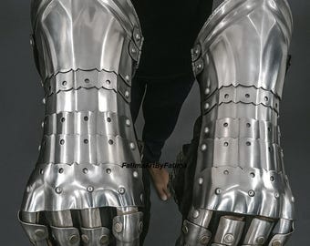 Medieval Knight Steel Gauntlets: Functional Gothic Armor Gloves