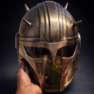 Mandalorian Helm-Set mit Ständer | Din Djarin & Waffenschmied | Star Wars Cosplay Helm | Beskar Rüstung Replika | Handgefertigte Larp-Requisite Bild 1