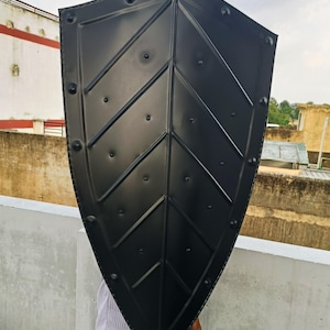 Mittelalterliches Gotisches Wappenschild | Schwarzes Panzerschild aus Stahl für LARP & Cosplay | Ritter Reenactment Prop | Fantasy Krieger Ausrüstung