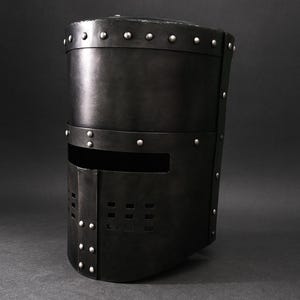 Elmo da cavaliere nero medievale, armatura in acciaio calibro 18 pronta per la battaglia - ispirato a Monty Python nel Signore degli Anelli