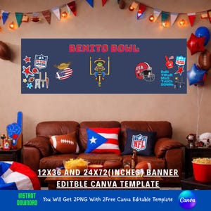 Könnte beinhalten: Eine marineblaue Banner mit dem Text "BENITO BOWL" und Football-Grafiken. Das Banner ist in den Größen 30x91 cm und 61x183 cm erhältlich. Das Bild zeigt auch ein braunes Ledersofa mit dekorativen Kissen und Luftballons.