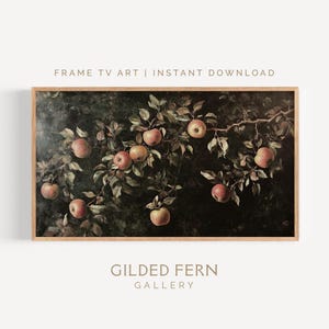Puede incluir: Una impresión enmarcada de una pintura vintage que presenta una rama cargada de manzanas maduras y hojas verdes sobre un fondo oscuro. El texto "FRAME TV ART | INSTANT DOWNLOAD" y "GILDED FERN GALLERY" son visibles.