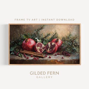 Peut inclure: Impression numérique encadrée représentant une nature morte avec des grenades, des bâtons de cannelle et des branches de conifères. Les grenades sont rouge foncé, dont une coupée. Le texte "FRAME TV ART | INSTANT DOWNLOAD" est en haut.