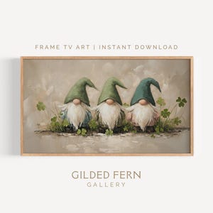 Könnte beinhalten: Gerahmter digitaler Kunstdruck mit drei Wichteln mit grünen Hüten und weißen Bärten, umgeben von Kleeblättern. Das Kunstwerk hat einen neutralen Hintergrund. Der Text "FRAME TV ART | INSTANT DOWNLOAD" befindet sich oben im Bild.