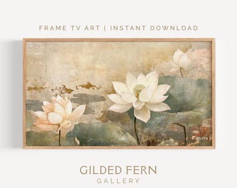 Peut inclure: Impression numérique encadrée représentant des fleurs de lotus blanches et des nénuphars verts. L'œuvre d'art a une esthétique vintage avec le texte "FRAME TV ART | INSTANT DOWNLOAD" et "GILDED FERN GALLERY".