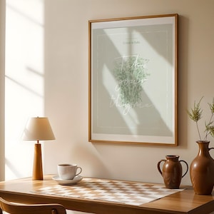 Könnte beinhalten: Gerahmter Druck mit dem Text "Take your thyme" und einer grünen Kräuterillustration. Der Druck wird auf einem Holztisch mit einer Lampe, einer Tasse Kaffee und dekorativen Vasen ausgestellt. Der Raum hat eine neutrale Farbpalette.