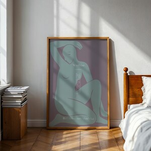 Könnte beinhalten: Ein gerahmter Kunstdruck mit einer sitzenden Figur in Teal- und Lilatönen. Das Kunstwerk trägt das Wort "Waidblau" und weiteren Text. Der Druck wird in einem Raum mit Holzboden und einem Bett ausgestellt.