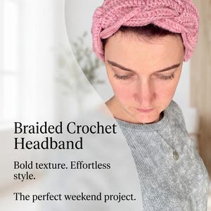 Könnte beinhalten: Ein altrosa gehäkeltes Stirnband mit einem dicken, geflochtenen Zopfmuster. Der Text auf dem Bild lautet: Braided Crochet Headband, Bold texture. Effortless style. The perfect weekend project. Beginner-friendly, Instant PDF Download.