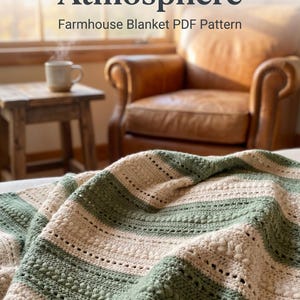 K&ouml;nnte beinhalten: Eine H&auml;keldecke mit abwechselnden horizontalen Streifen aus salbeigr&uuml;nem und cremefarbenem Garn. Die Decke zeigt eine Vielzahl von strukturierten Stichmustern. Der Text "Craft Your Atmosphere" und "Farmhouse Blanket PDF Pattern" ist sichtbar.