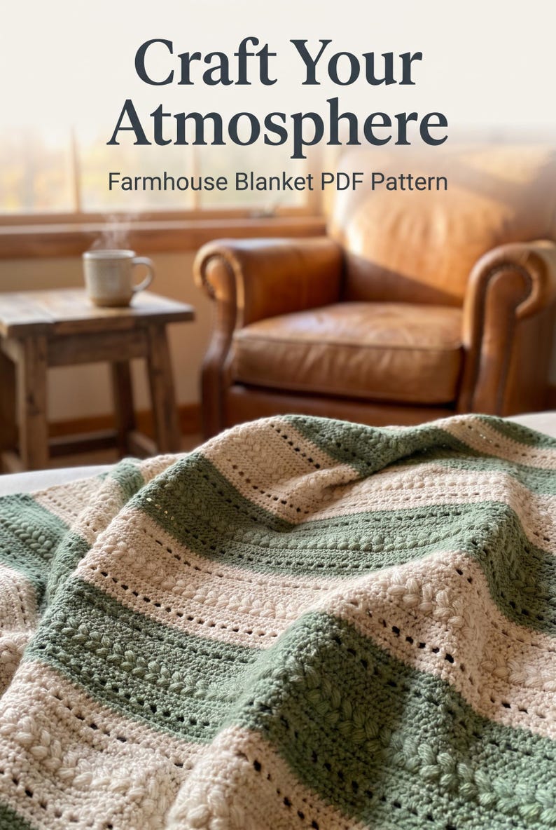 K&ouml;nnte beinhalten: Eine H&auml;keldecke mit abwechselnden horizontalen Streifen aus salbeigr&uuml;nem und cremefarbenem Garn. Die Decke zeigt eine Vielzahl von strukturierten Stichmustern. Der Text "Craft Your Atmosphere" und "Farmhouse Blanket PDF Pattern" ist sichtbar.