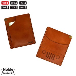 Op de afbeelding: Twee bruine leren kaarthouders. Eén heeft een zak met een gedeeltelijk zichtbare kaart. De andere heeft een Jeep-grillontwerp. Beide hebben gestikte randen en het woord "leather" op één gestempeld. Gemaakt door Noble Leather Art.
