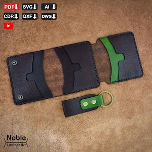 Peut inclure: Un ensemble fait à la main comprenant un portefeuille et un porte-clés en cuir. Le portefeuille est marron foncé avec des accents intérieurs verts et marron. Le porte-clés est noir avec un accent vert et des éléments dorés. Le portefeuille est ouvert, révélant des fentes pour cartes.