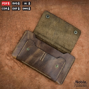 Op de afbeelding: Een bruine leren portemonnee met een druksluiting, open om binnenzakken te onthullen. De portemonnee heeft een distressed afwerking en zichtbare stiksels. De afbeelding bevat ook de tekst "PDF, SVG, Ai, CDR, DXF, DWG" en het logo "Noble Leather Art."