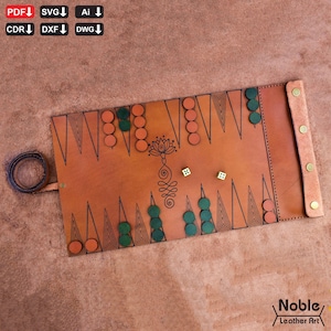 Könnte beinhalten: Ein Backgammon-Spielbrett aus braunem Leder mit grünen und orangefarbenen Spielsteinen. Das Brett hat ein florales Design und Würfel. Der Text "Noble Leather Art" ist sichtbar. Ein klassisches Brettspiel.
