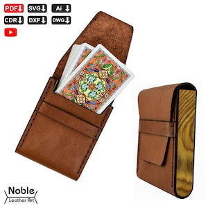 Może przedstawiać: Brązowe skórzane etui na karty z klapką, mieszczące talię kart z kwiatowym wzorem. Etui ma kieszeń z przodu i jest wyświetlane obok zamkniętego etui. Widoczny jest tekst "Noble Leather Art".