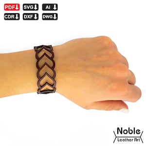 Peut inclure: Un bracelet en cuir marron foncé avec un motif en forme de cœur. Le bracelet est porté sur un poignet. L'image comprend également des icônes pour les formats de fichiers PDF, SVG, AI, CDR, DXF et DWG, ainsi que le texte "Noble Leather Art".