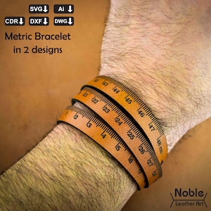 Puede incluir: Una pulsera de cuero marrón claro con marcas de regla, envuelta alrededor de una muñeca. La pulsera tiene medidas métricas en centímetros. El texto "Metric Bracelet in 2 designs" es visible.