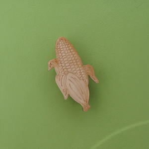 Imán de maíz, madera grabada