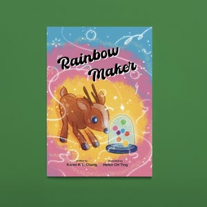 Può includere: Copertina di un libro per bambini "Rainbow Maker" con un cervo marrone con occhi blu e una cupola colorata. Lo sfondo presenta una miscela di tonalità rosa, gialle e blu. Scritto da Karen K. L. Chang e illustrato da Helen CH Ting.