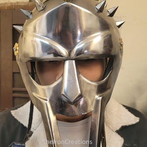 Casco de armadura medieval de gladiador máximo, casco de caballero espartano, regalo hecho a mano, casco de gladiador de armadura griega para juego de rol, meridianos de Décimo