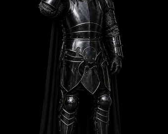 Puede incluir: Una armadura completa de placas de metal negro pulido que presenta un casco cerrado con visera horizontal, guanteletes articulados, grebas y hombreras. La armadura incluye mangas de cota de malla y una larga capa negra sobre los hombros.